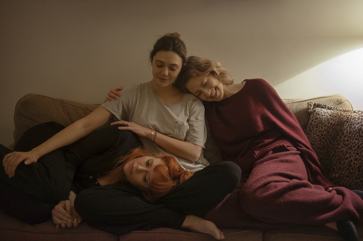 Recensione del film: Coon, Olsen e Lyonne aspettano la morte di un padre in 'His Three Daughters'